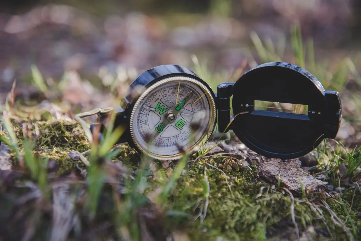 Крупный план раскрытого компаса.